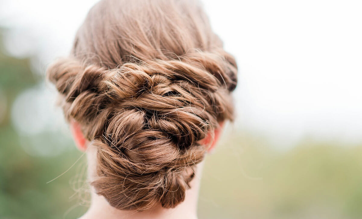 Per un look raccolto facciamo una treccia e poi formiamo uno chignon