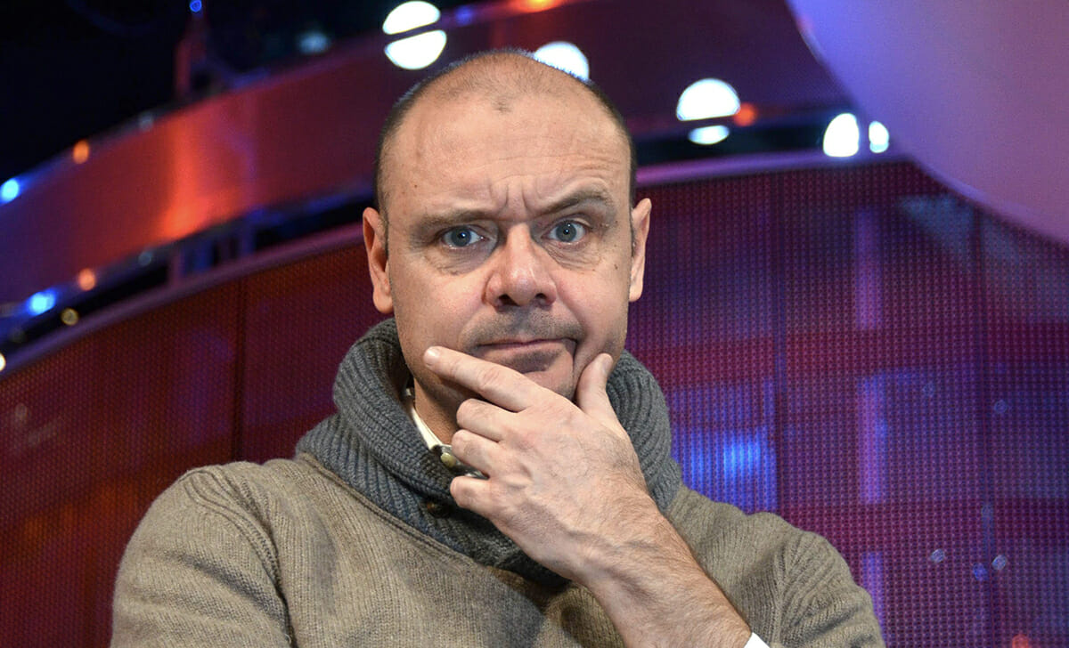 Piazza Tebaldo Brusato farà da sfondo alla comicità di Leonardo Manera e gli Inadatti Band