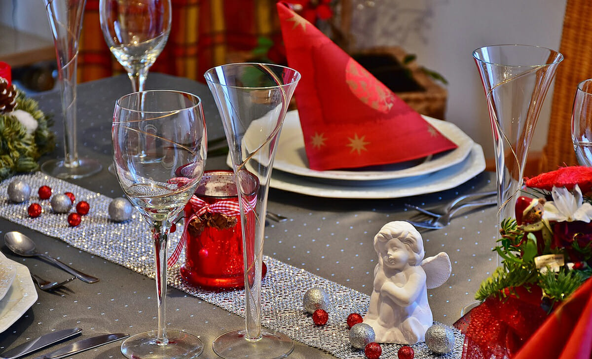 Possiamo trasformare i tovaglioli in tanti cappelli di Babbo Natale