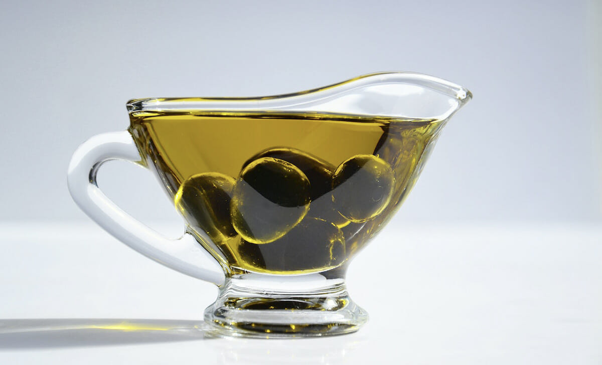 Possiamo usare l'olio anche da solo su contorno occhi e labbra