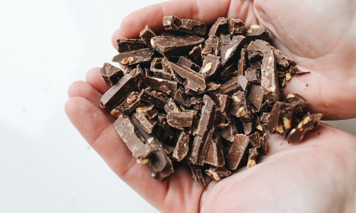 Prendiamo il cioccolato fondente e tagliamolo a scaglie