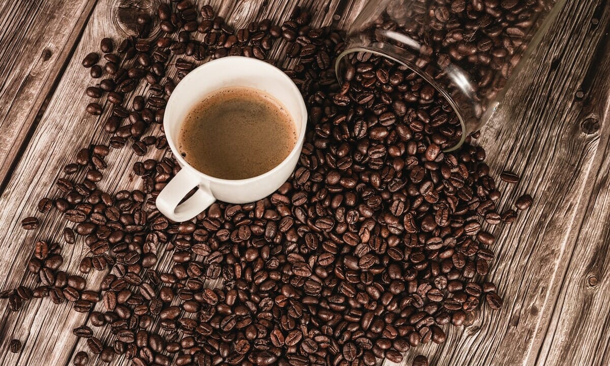 Prepara il caffè e inzuppa i biscotti
