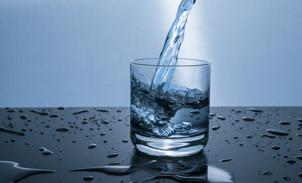Prima di mangiare si potrebbe bere un bicchiere d’acqua per non sentire troppo la fame
