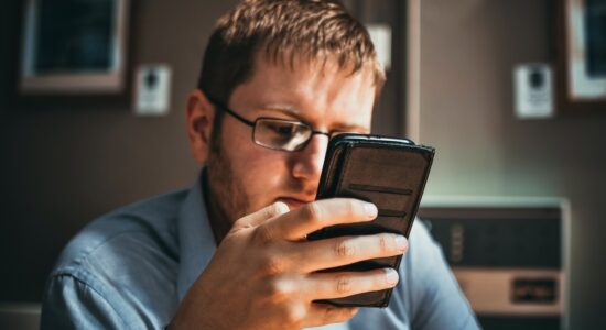 Proteggere gli occhi dal cellulare
