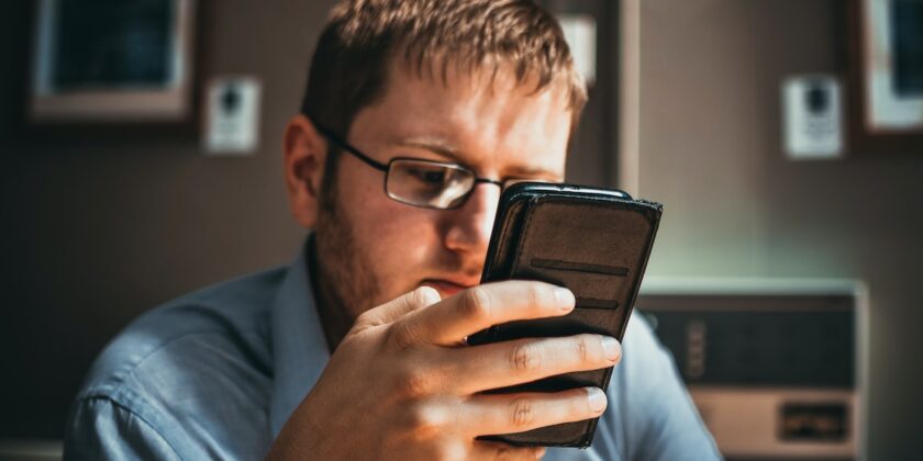 Proteggere gli occhi dal cellulare