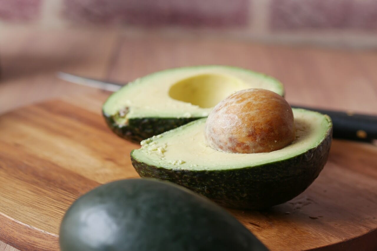Pulire l’avocado, rimuoverne il nocciolo centrale e tagliarlo a fette