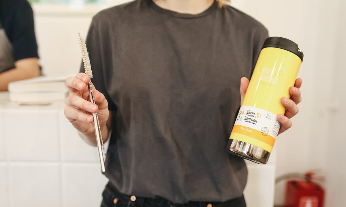 Pulire l’interno del thermos con una spazzolina
