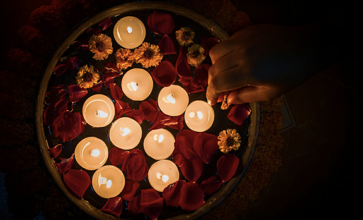 Puoi creare facilmente un elegante centrotavola con candele e fiori