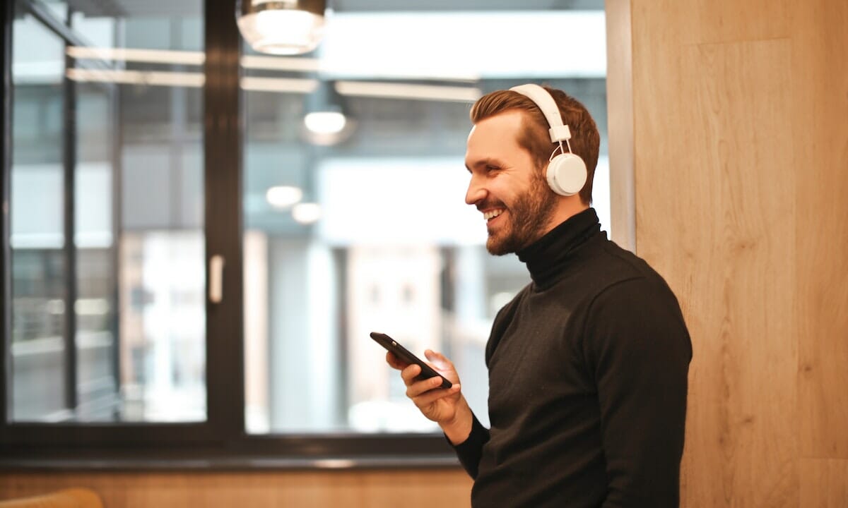 Regalare oggetti tecnologici come cuffie o casse bluetooth