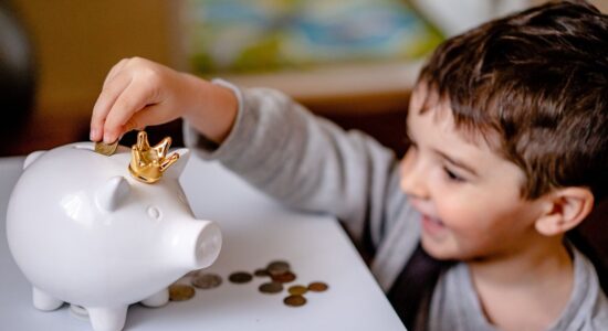 Regalare soldi contanti ai piccoli per le feste