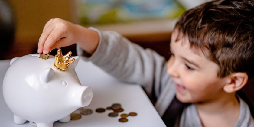 Regalare soldi contanti ai piccoli per le feste