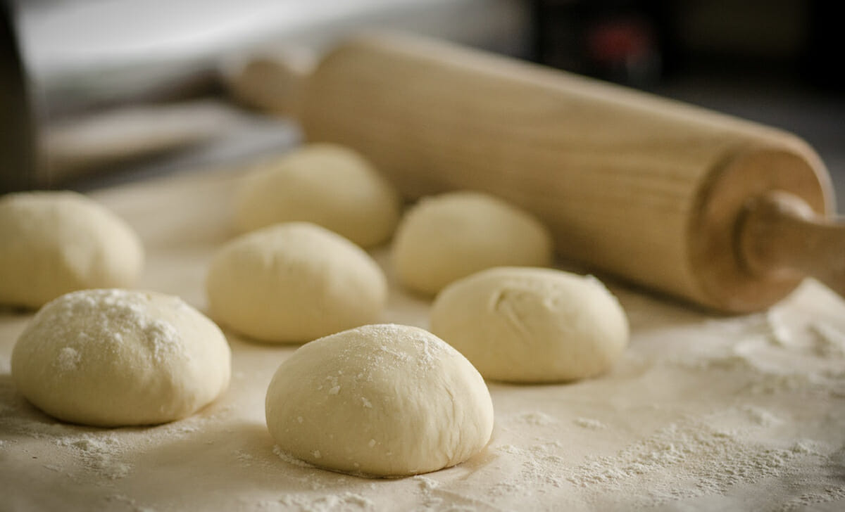 Ricaviamo dall'impasto dei panetti di circa 30 g ciascuno