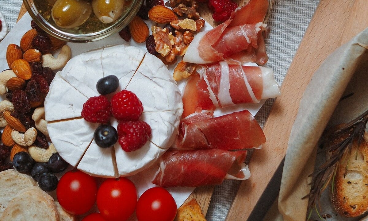 Ricchi taglieri di salumi e formaggi tipici