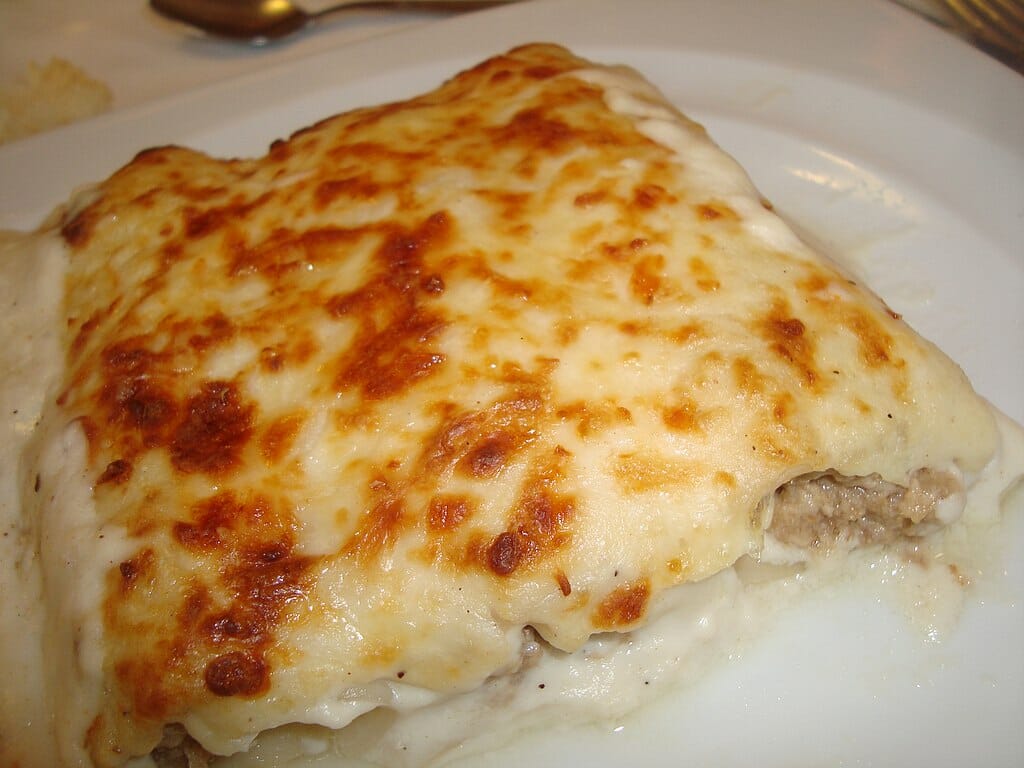 Riscaldare i cannelloni in forno con un filo di latte o sugo