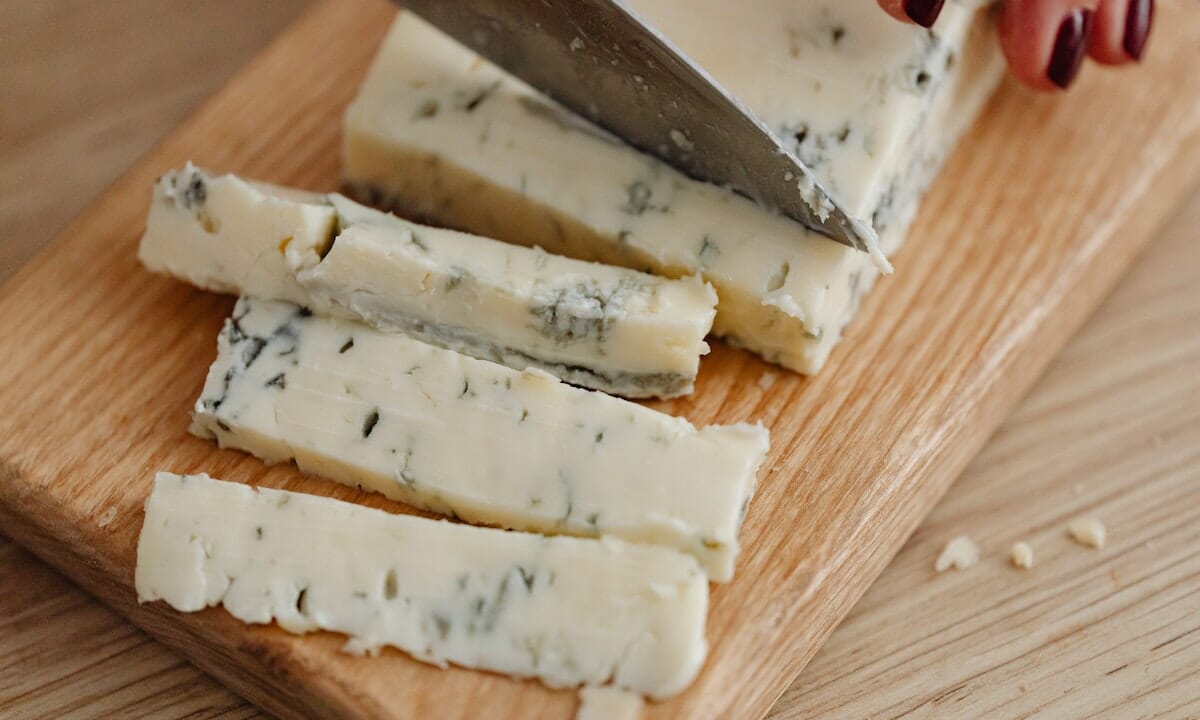 Schiacciamo le palline e mettiamo il gorgonzola
