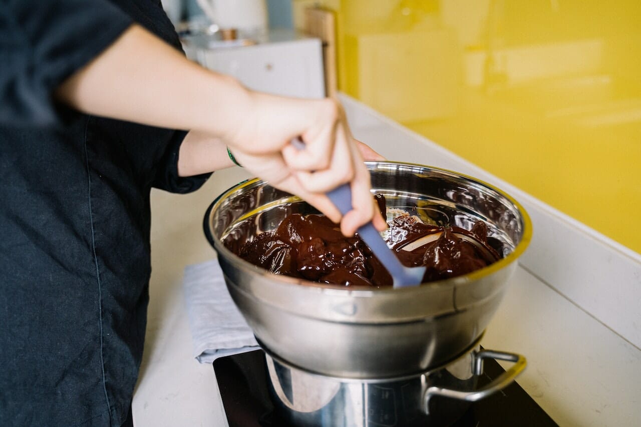 Sciogliere il cioccolato e poi unire la panna
