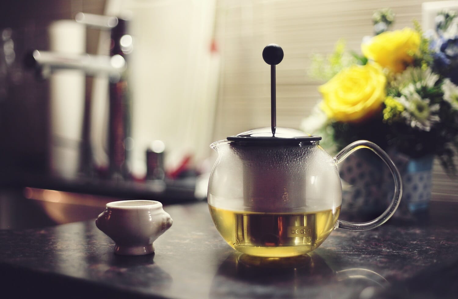 Se desideriamo potenziare gli effetti delle erbe officinali aumentiamo il tempo di infusione a 30 minuti, coprendo la tazza con un piattino per non farla raffreddare.
