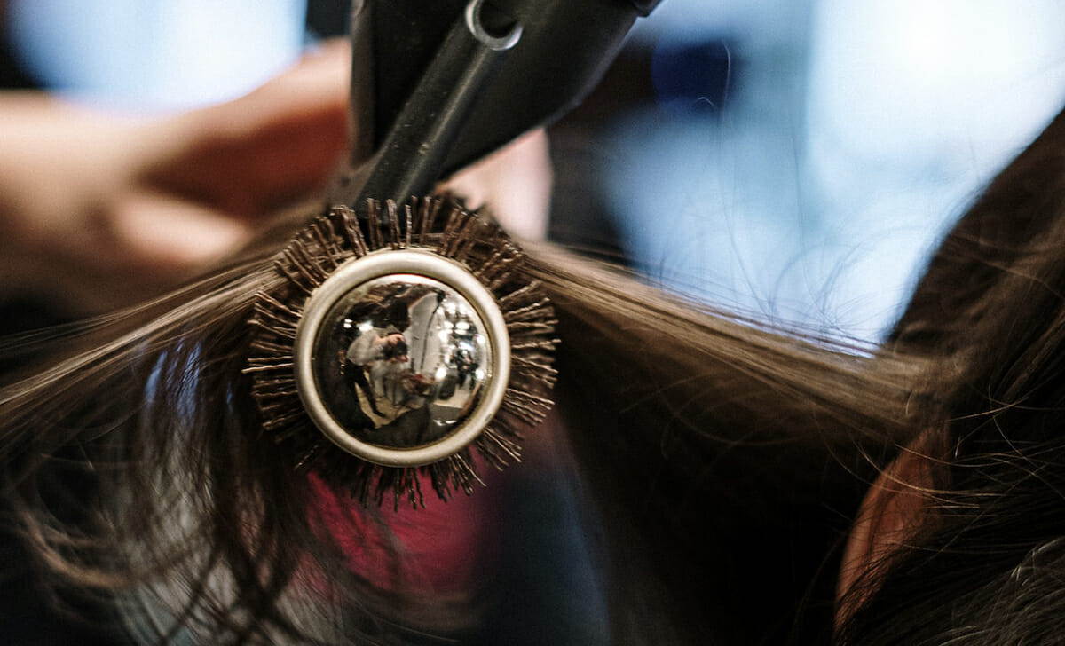 Se i capelli sono lisci si useranno phon e spazzola