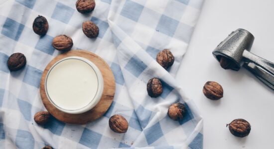 Sgusciare e spellare nocciole e noci