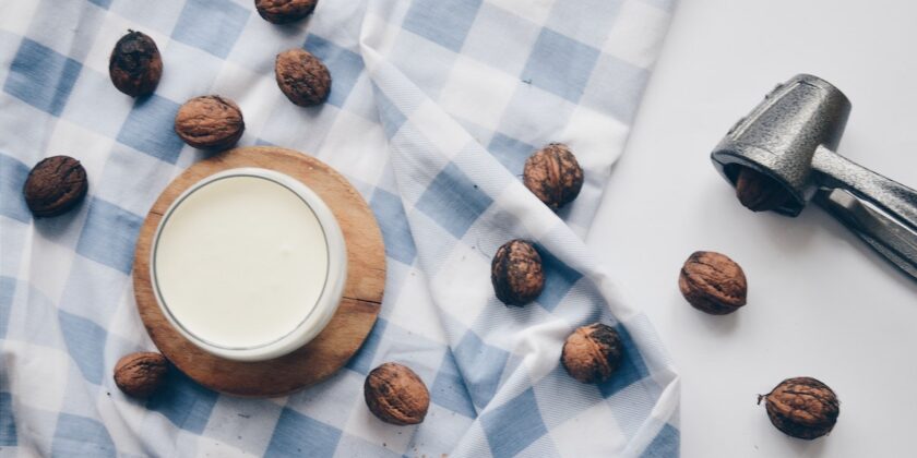 Sgusciare e spellare nocciole e noci