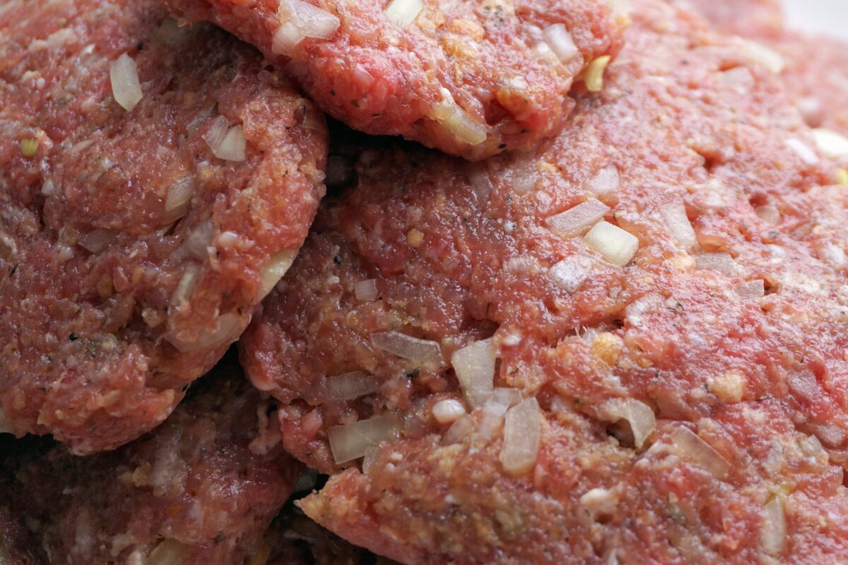 Si tratta, per entrambi, di insaccati di carne, cotenna e grasso. Le carni sono macinate e arricchite da sale e spezie.