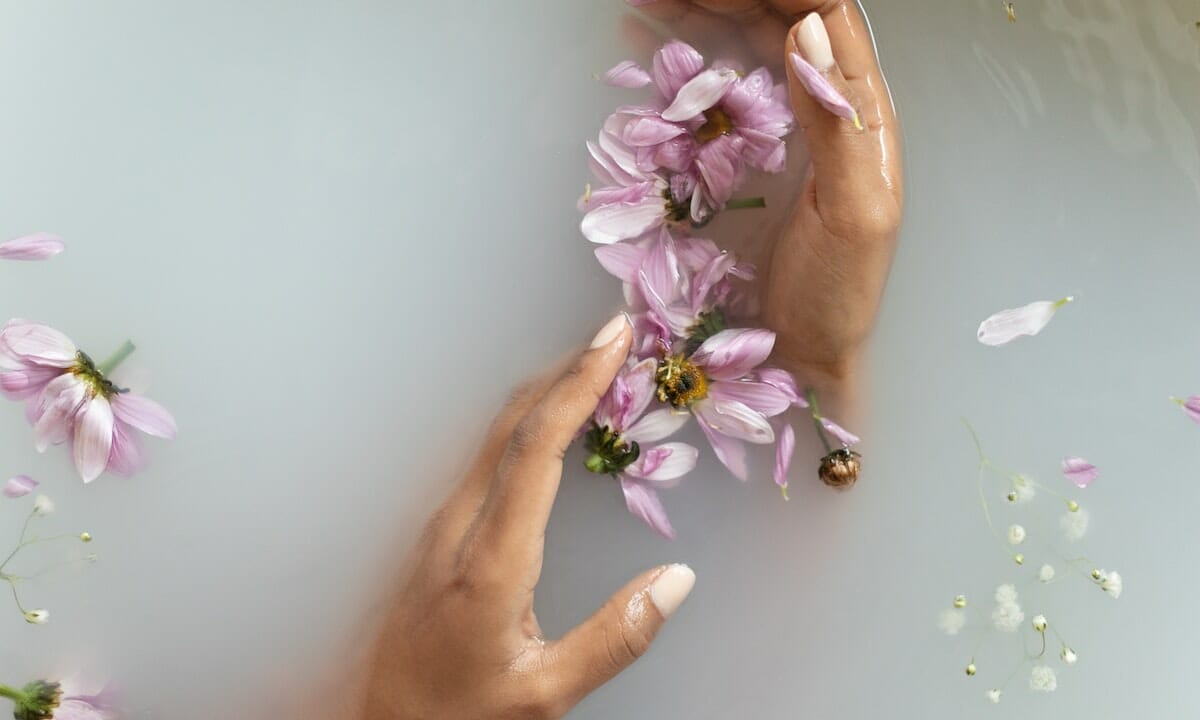 Sistemiamo i petali dalle rose in una pentola capiente