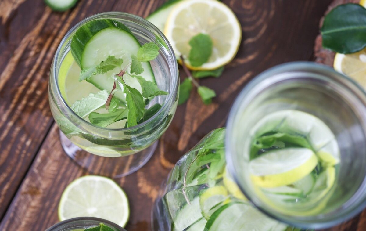 Spremere in acqua mezzo limone e metà cetriolo-proiezionidiborsa.it