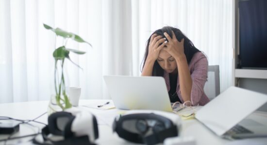 Stare davanti al pc causa disturbi muscoloscheletrici-proiezionidiborsa.it