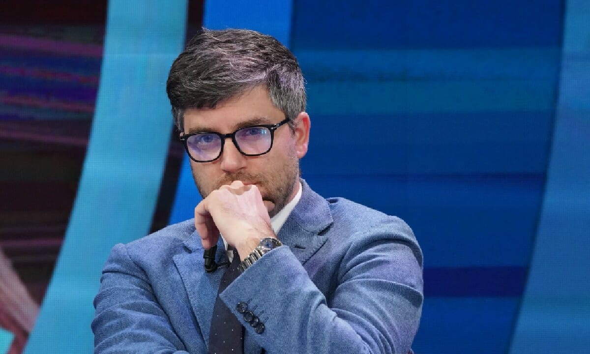 Stefano Feltri chiede bianco o nero, abbattere o condonare