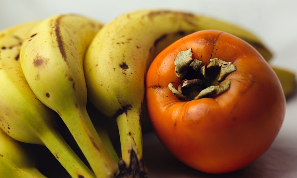 Tagliare a pezzetti banane e cachi