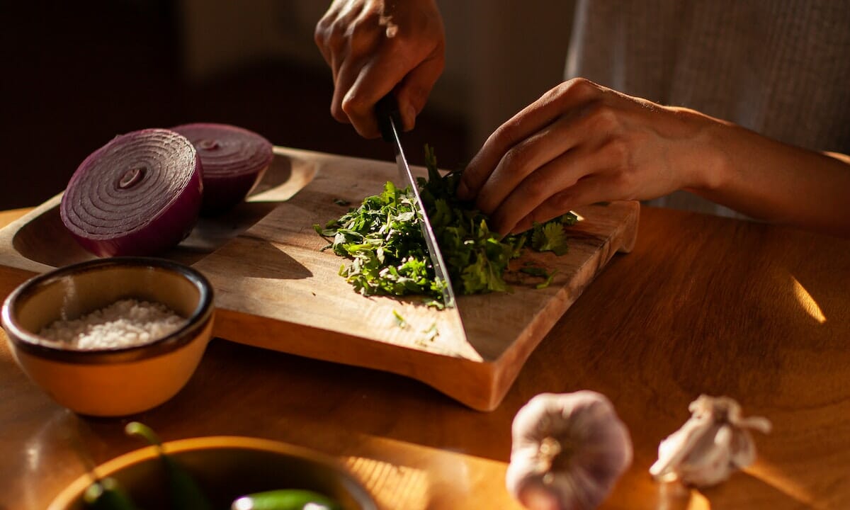Tagliare finemente ogni ingrediente