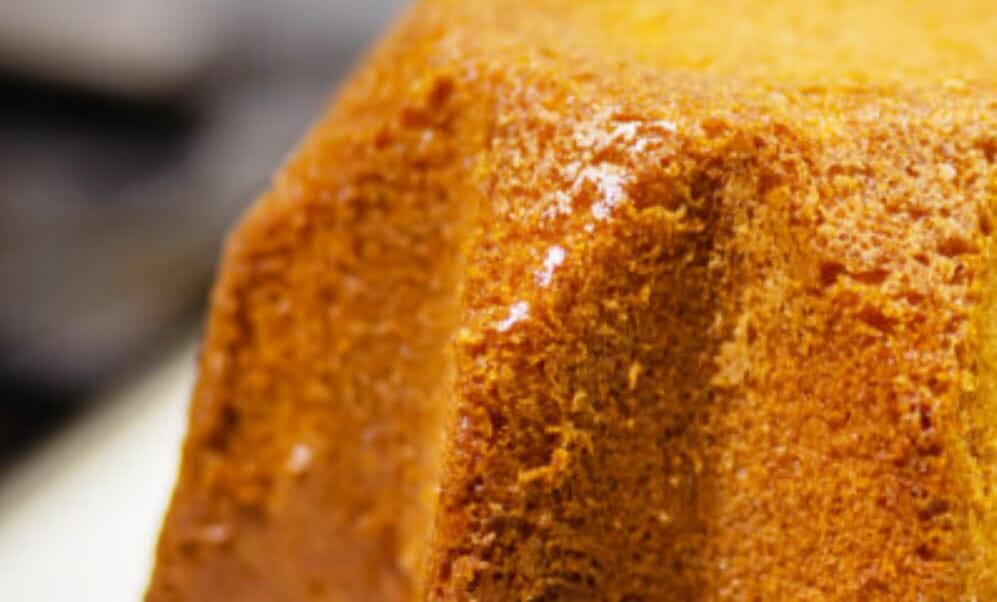 Tagliare il pandoro in fette dallo spessore di tre centimetri