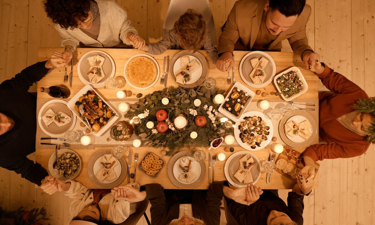 Tavola imbandita con antipasti, primi e secondi
