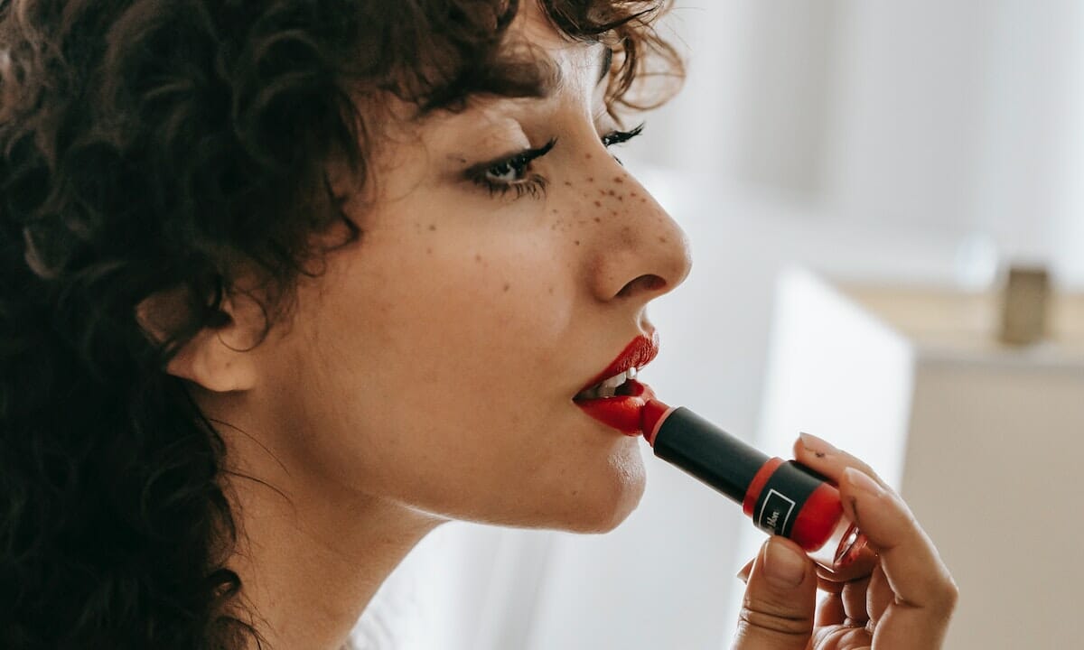 Terminiamo il trucco con blush e rossetto