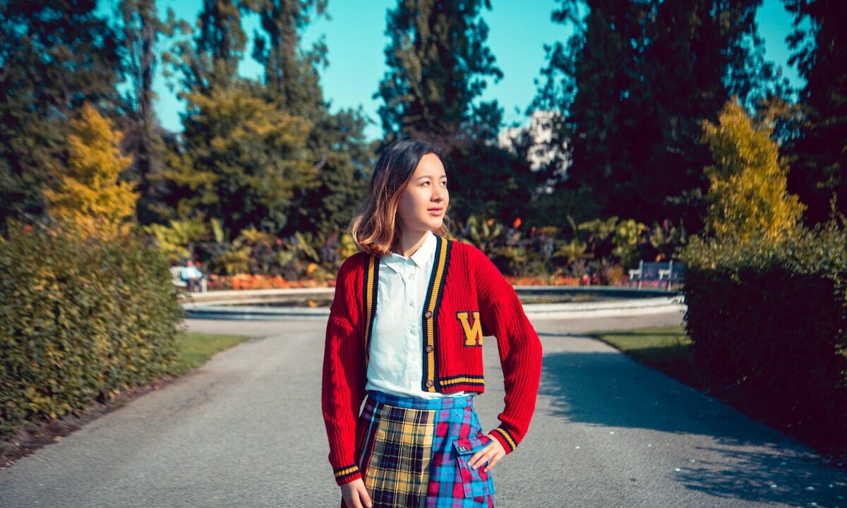 Tessuto tartan e cardigan con le iniziali della confraternita