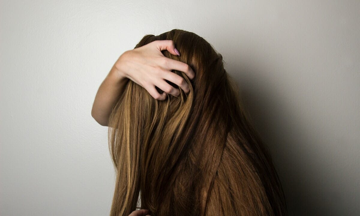 Tra piastre, eleastici e forcine non sappiamo che acconciatura realizzare a casa
