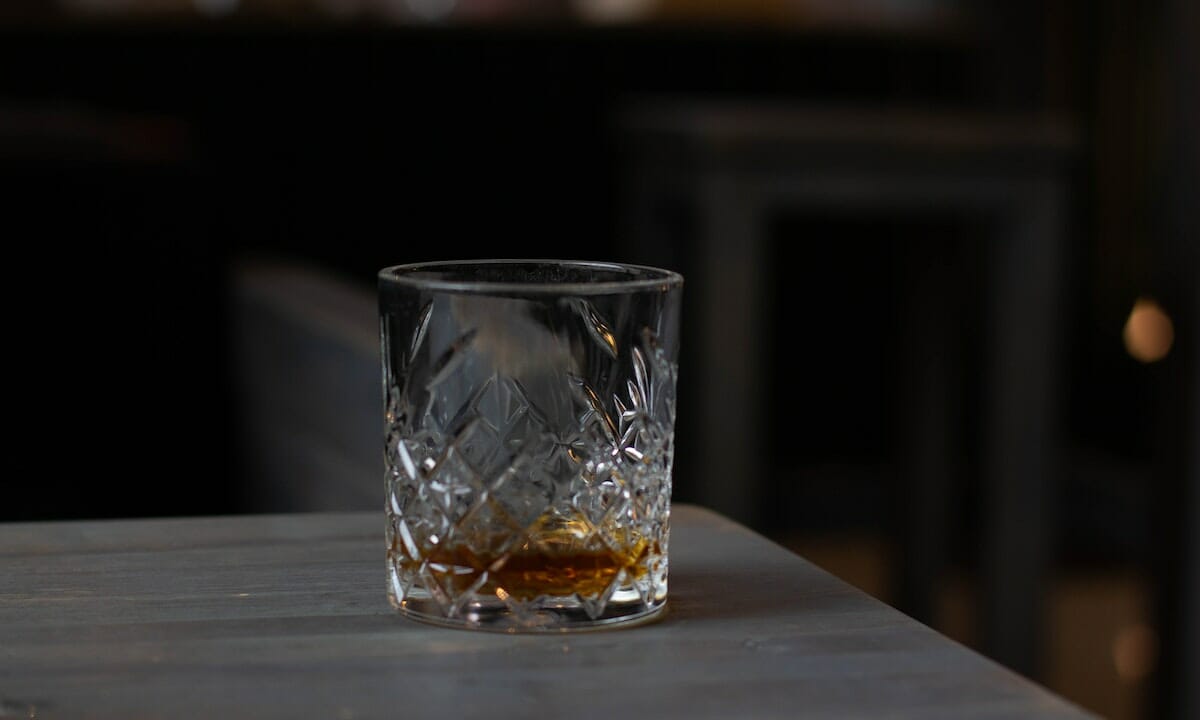 Tradizionale bicchiere d'amaro o grappa per la digestione