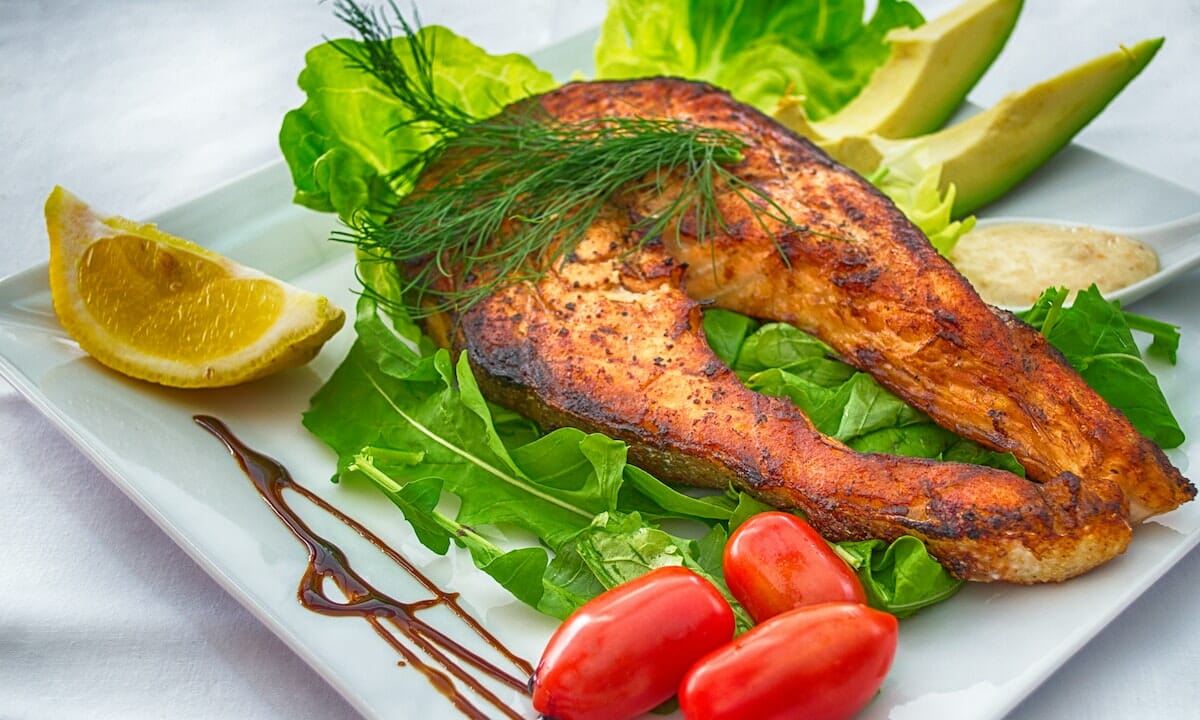 Un menù con pesce azzurro e verdura