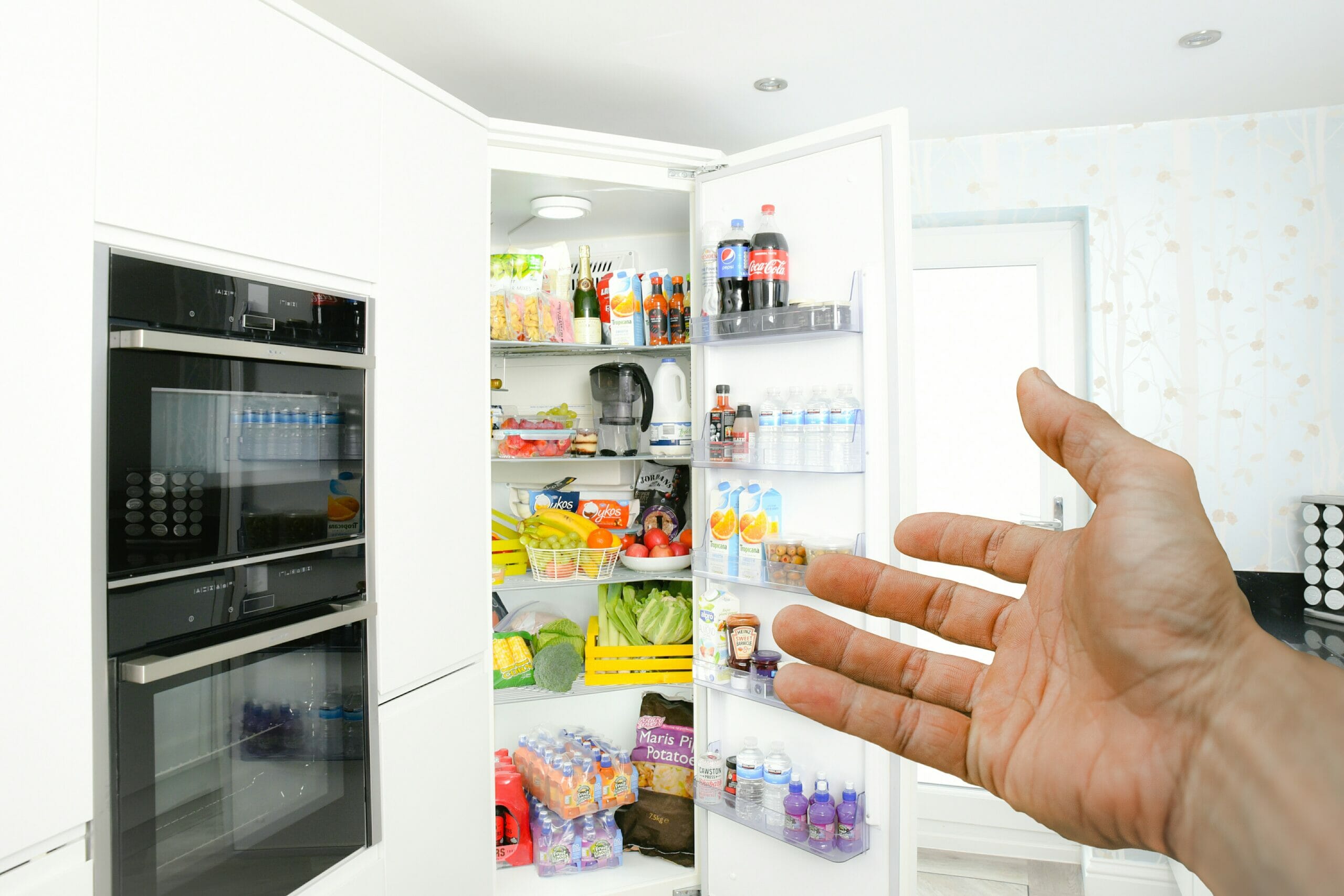 Un metodo molto efficace è quello di svuotare il frigo