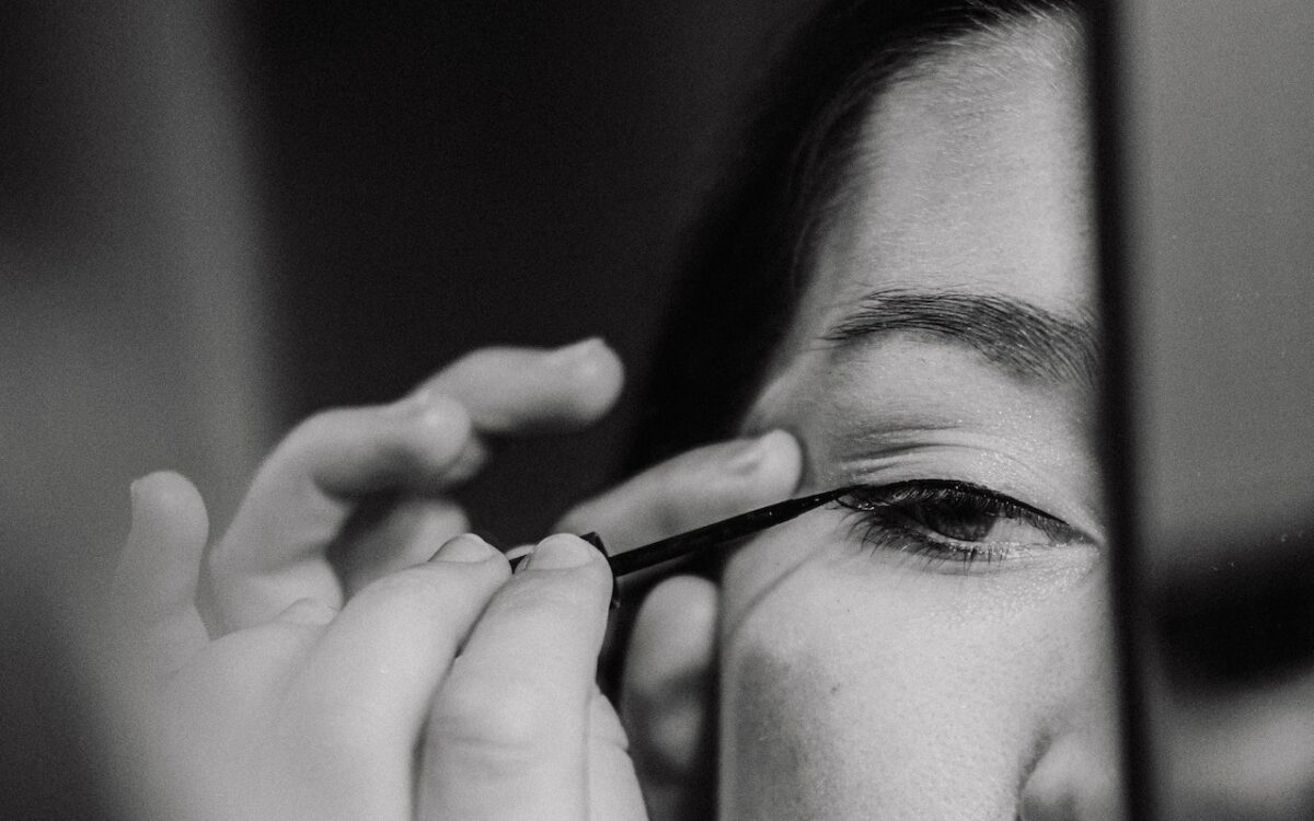 Un modo di applicare l’eyeliner che darà immediatamente risalto al nostro volto-proiezionidiborsa.it