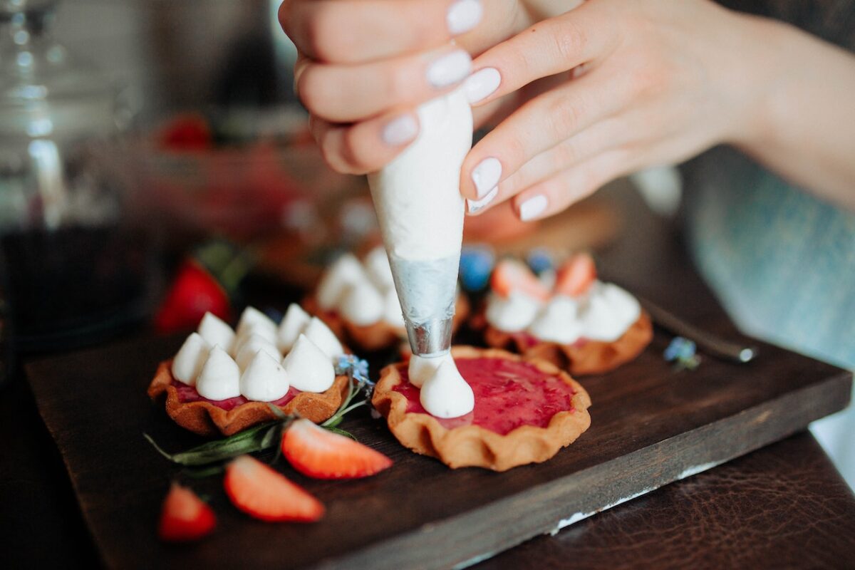 Un set di attrezzi per cake design è perfetto come regalo per chi ama preparare dolci-proiezionidiborsa.it