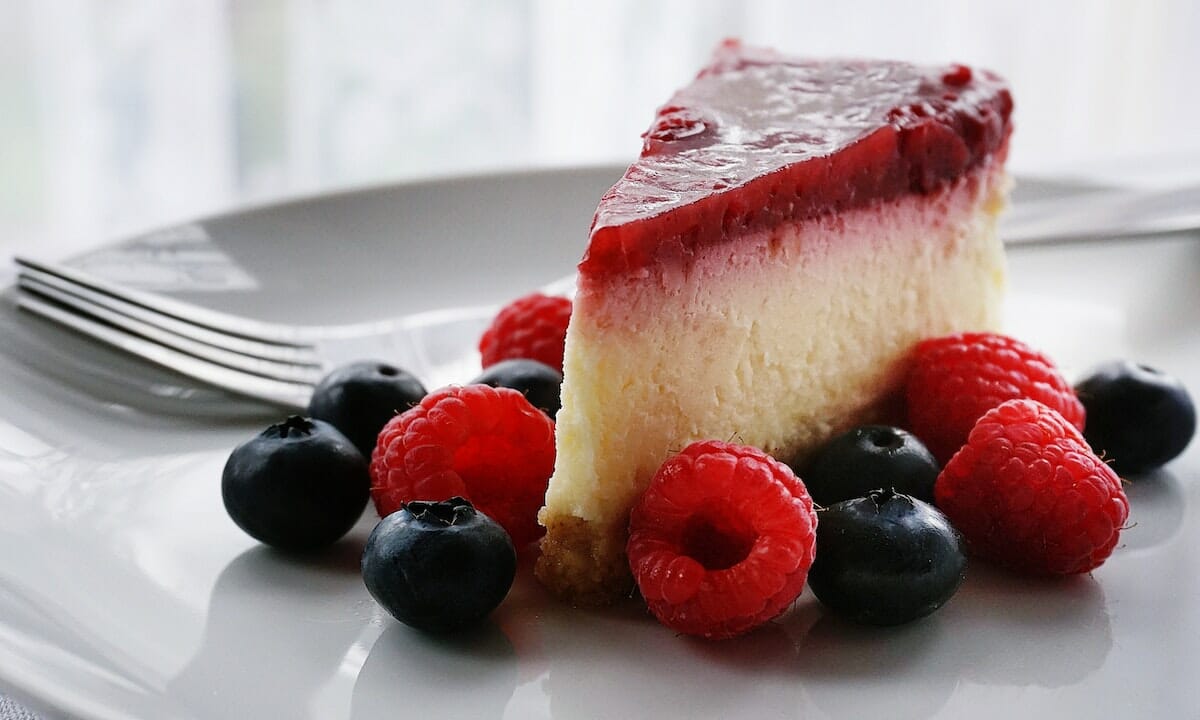 Una cheesecake preparata con mascarpone e marmellata