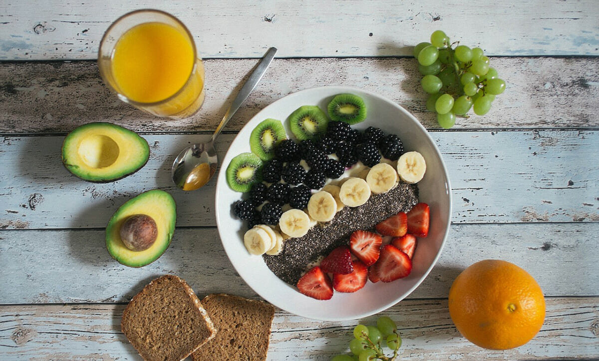 Una colazione a base di yogurt e frutta è una valida opzione