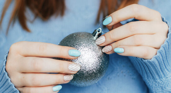 Unghie natalizie glamour semplici da fare con smalto semipermanente e non