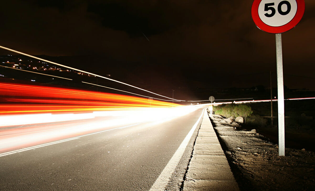 Uno dei comportamenti più rischiosi che i conducenti possono mettere in atto alla guida è quello di superare i limiti di velocità