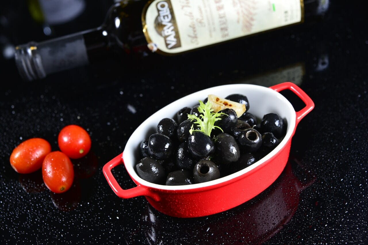 aggiungere le olive e i pomodorini