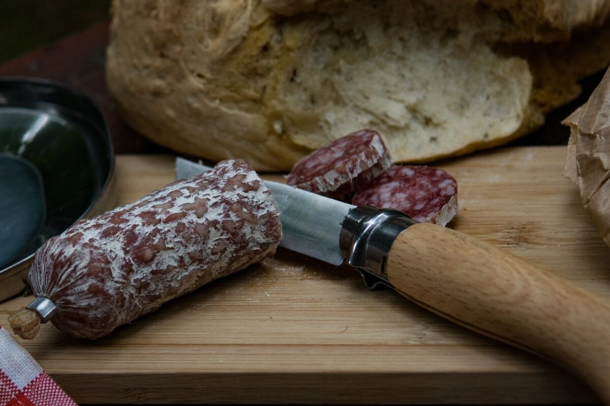 Aggiungiamo il salame tra una fetta di pane e l'altra