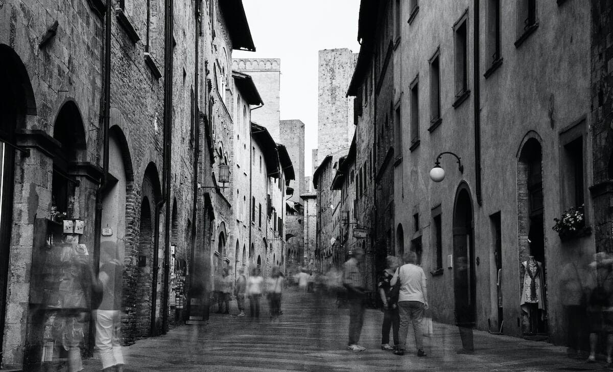 camminare tra le vie di San Gimignano
