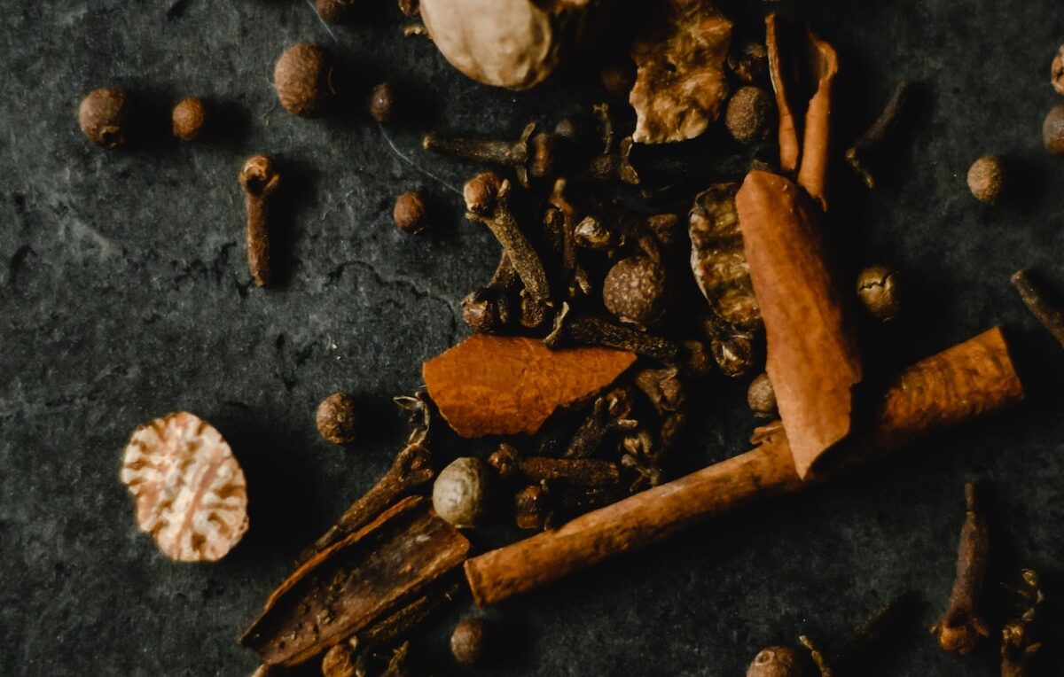 Chiodi di garofano e altre spezie per profumare l'ambiente