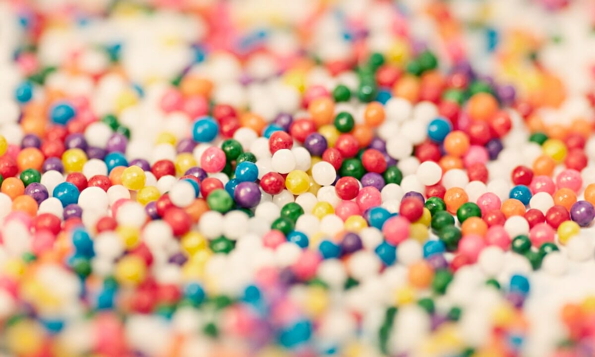 cospargere il pandoro con le perle colorate